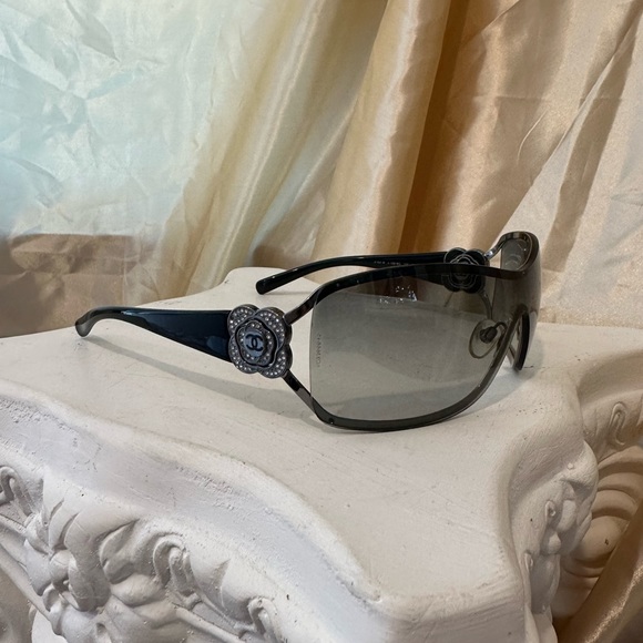 Chanel 4164 Shield CC Y2K Camellia Sunglasses in Black and Silver Hue - Picture 6 of 15